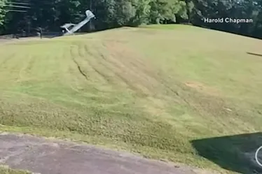 
				Vídeo. Avião capota ao tentar pousar em jardim
			
			