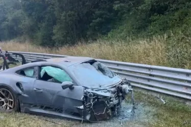 
				Vídeo: Porsche e BMW se envolvem em acidente com explosão em circuito
			
			