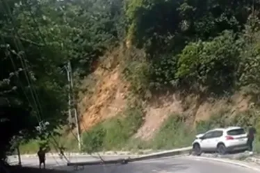 
				Vídeo: carro derruba poste e interdita rua no Barro Duro
			
			