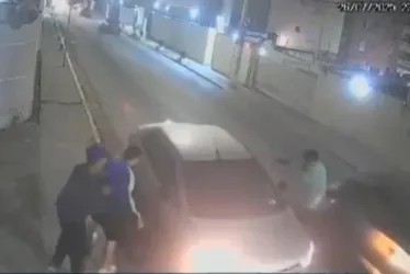 
				Vídeo: assaltantes arrancam motorista de app e passageiros de carro
			
			