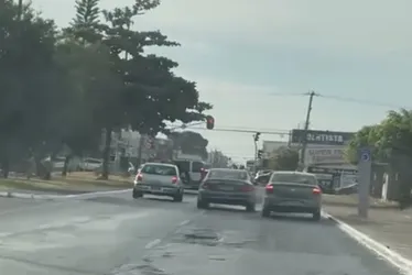 
				Vídeo: briga de trânsito tem perseguição, fechada e bate-boca na rua
			
			