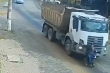 
				Vídeo: cadeirante é arrastado por caminhão em estrada e sobrevive
			
			