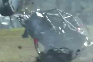 
				Vídeo: caminhonete capota 12 vezes em acidente impressionante
			
			