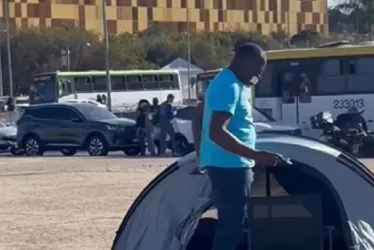 
				Vídeo: com fita na boca, deputado do PL monta cabana na frente do STF
			
			