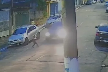 
			
				Vídeo: criança é atropelada após se soltar do pai e correr para rua
			
			