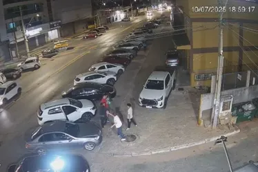 
				Vídeo: dono de comércio quase arranca braço de assaltante com cutelo
			
			