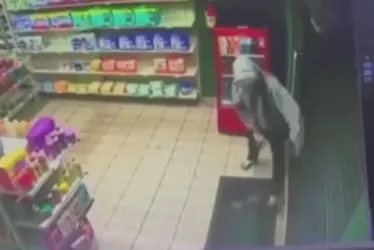 
				Vídeo: dono de farmácia foge de assalto e tranca criminoso no comércio
			
			