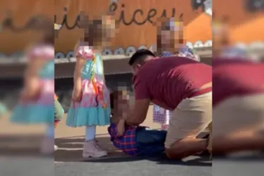 
			
				Vídeo: homem enfia dedo na cara de criança em festa junina de escola
			
			