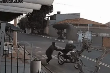 
				Vídeo: jovem é morta a tiros ao reagir a roubo de celular
			
			