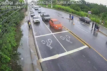 
				Vídeo mostra casal sendo arremessado após colisão com caminhão
			
			