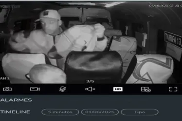 
			
				Vídeo mostra homem assaltando van e aterrorizando passageiros
			
			