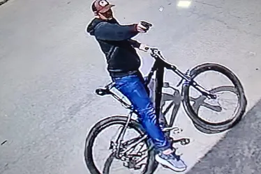 
			
				Vídeo mostra momento em que suspeito em bicicleta tenta matar homem a tiros no Poço
			
			