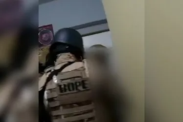 
			
				Vídeo mostra resgate de mulher grávida e criança de 12 anos
			
			