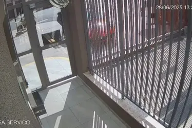 
				Vídeo: motorista de Porsche reage a assalto e troca tiros com criminosos
			
			