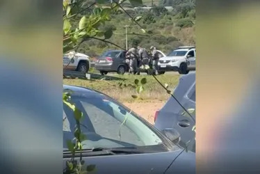 
				Vídeo: policial atira e mata homem algemado
			
			