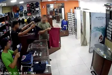 
				Vídeo: suspeitos entram em loja de shopping e furtam peças de roupas
			
			