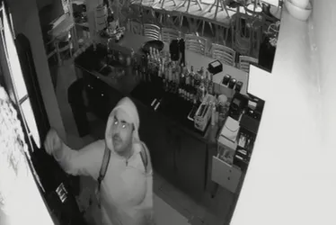 
				Vídeo: veja momento em que dono de restaurante mata ladrão
			
			