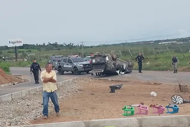 
				Vídeo: PMs ficam feridos após capotamento de viatura em Arapiraca
			
			