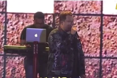 
			
				Viralizou! cantor alagoano impressiona com animação ao fazer show para plateia pequena
			
			