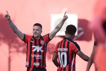 
				Vitória acaba com a seca, vence o Bragantino e deixa Z-4 do Brasileirão
			
			