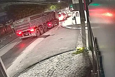 
			
				Você viu essa carreta por aí? Polícia busca identificar motorista de acidente que deixou idosa morta no Poço
			
			