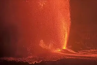 
			
				Vulcão entra em erupção no Havaí e lança jatos de lava de 300 metros
			
			