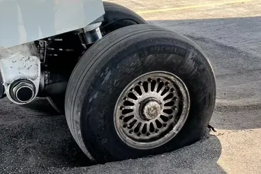 
			
				Avião atola em pátio de aeroporto; obra está atrasada
			
			