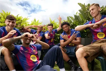 
				"Essa tem cheiro de Champions, irmão", diz zagueiro do Barcelona
			
			