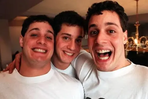 
				A incrível e trágica história dos trigêmeos separados por estudo
			
			
