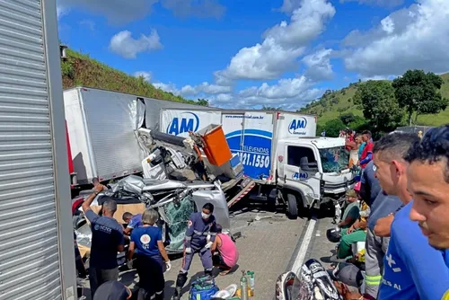 
				Acidente com cinco veículos deixa dois mortos e sete feridos na BR-101
			
			