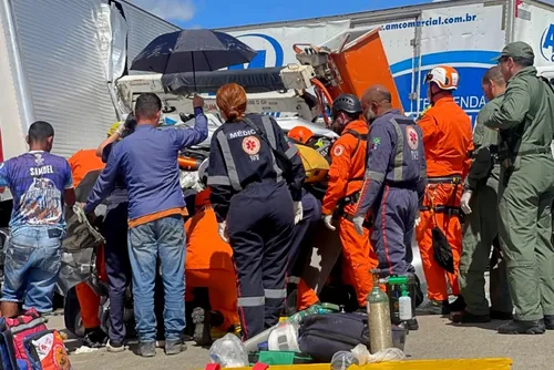 
				Acidente com cinco veículos deixa dois mortos e sete feridos na BR-101
			
			