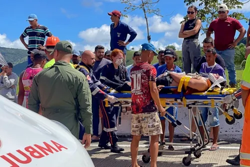 
				Acidente com cinco veículos deixa dois mortos e sete feridos na BR-101
			
			