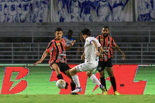
				CSA joga melhor, erra demais e quase se complica
			
			