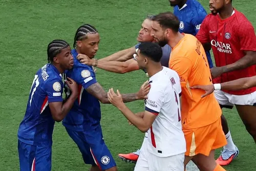 
				Confusão em Chelsea x PSG tem briga entre Luis Enrique e João Pedro; veja vídeo
			
			
