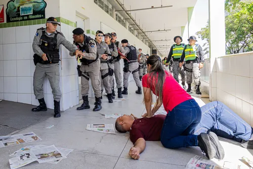 
				Explosões, tiros e evacuação: PM simula massacre no Ifal de Maceió
			
			