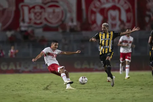 
				Galo de Duas Faces: Imponente em Casa, Inofensivo Fora
			
			