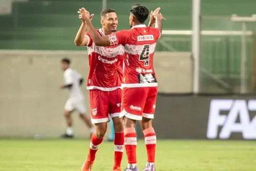 
				Galo de Duas Faces: Imponente em Casa, Inofensivo Fora
			
			