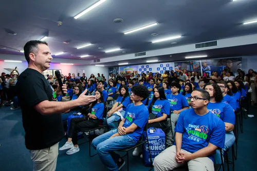 
				Governador entrega 100 kits de viagem para alunos que farão intercâmbio na Inglaterra
			
			
