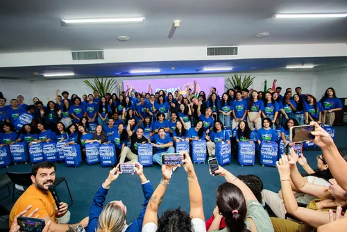
				Governador entrega 100 kits de viagem para alunos que farão intercâmbio na Inglaterra
			
			