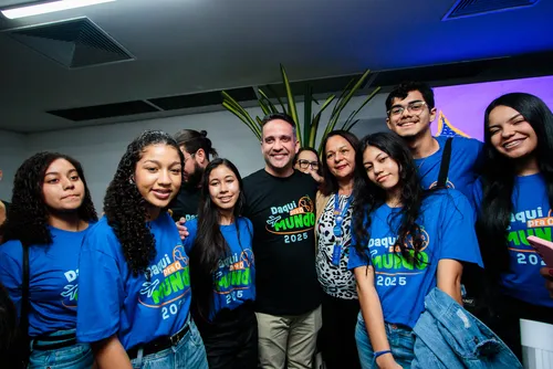 
				Governador entrega 100 kits de viagem para alunos que farão intercâmbio na Inglaterra
			
			