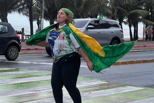 
				Manifestantes enfrentam chuvas para pedir anistia a condenados do 8 de janeiro e impeachment de Lula
			
			