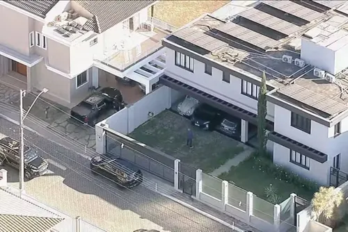 
				PF acha pen drive escondido no banheiro na casa de Bolsonaro
			
			