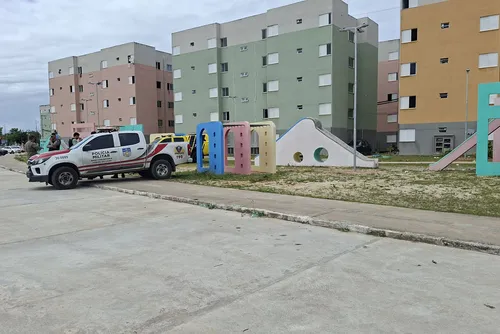 
				PMs pintam muro pichado com ameaças à polícia por líder do tráfico no Vergel
			
			