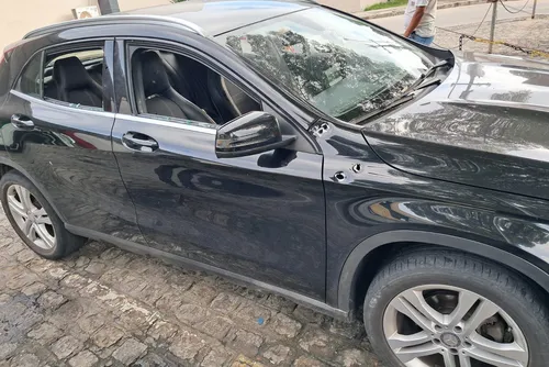 
				Sangue e vidros quebrados: veja como ficou carro de luxo de homem baleado na Ponta Verde
			
			
