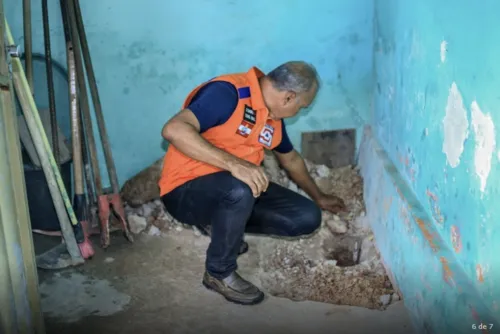 
				Superaquecimento e fumaça no chão: geólogo coleta amostras para investigar 'fenômeno térmico' em casas de Penedo
			
			