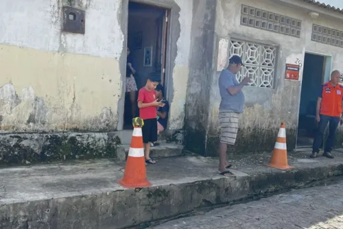 
				Superaquecimento e fumaça no chão: geólogo coleta amostras para investigar 'fenômeno térmico' em casas de Penedo
			
			