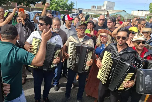 
				Último acorde: Xameguinho é homenageado em velório e sepultamento repletos de emoção
			
			