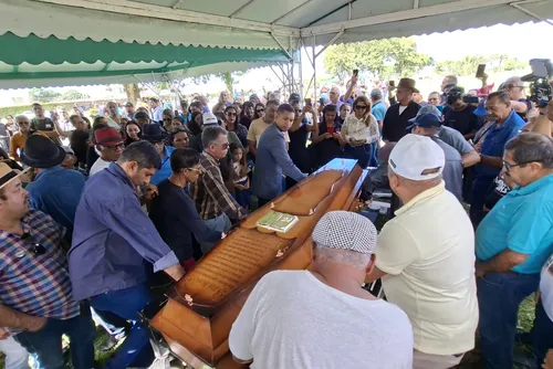 
				Último acorde: Xameguinho é homenageado em velório e sepultamento repletos de emoção
			
			