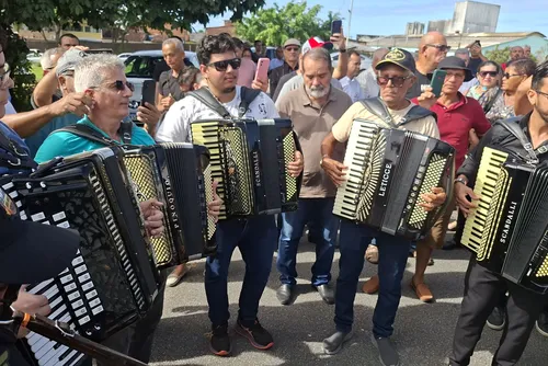 
				Último acorde: Xameguinho é homenageado em velório e sepultamento repletos de emoção
			
			