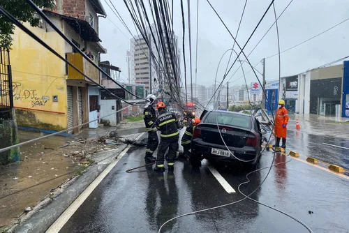 
				Veículo derruba poste, fica cercado por fios e interdita via movimentada de Maceió
			
			